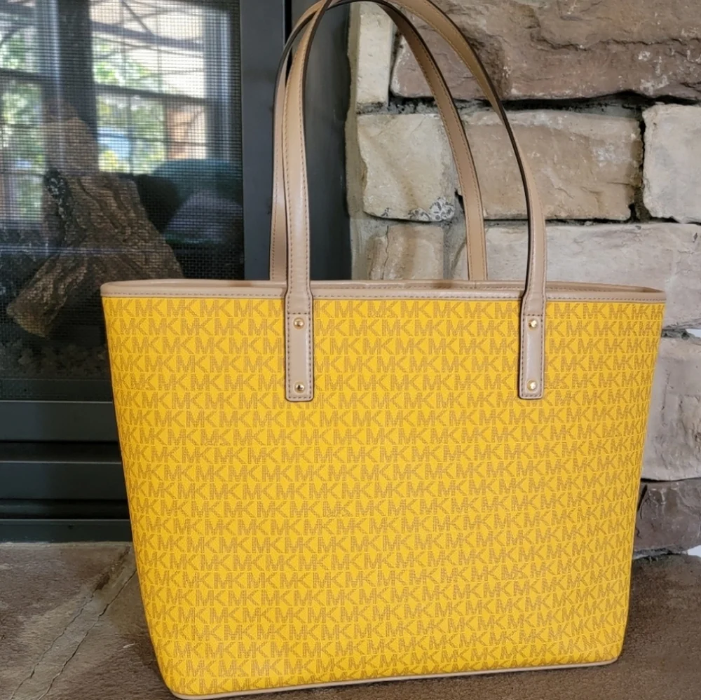Michael Kors Carter LG Tote - Picture 2 of 8